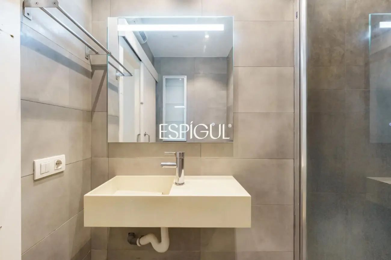 Appartement rénové et lumineux près de la Plaza España
