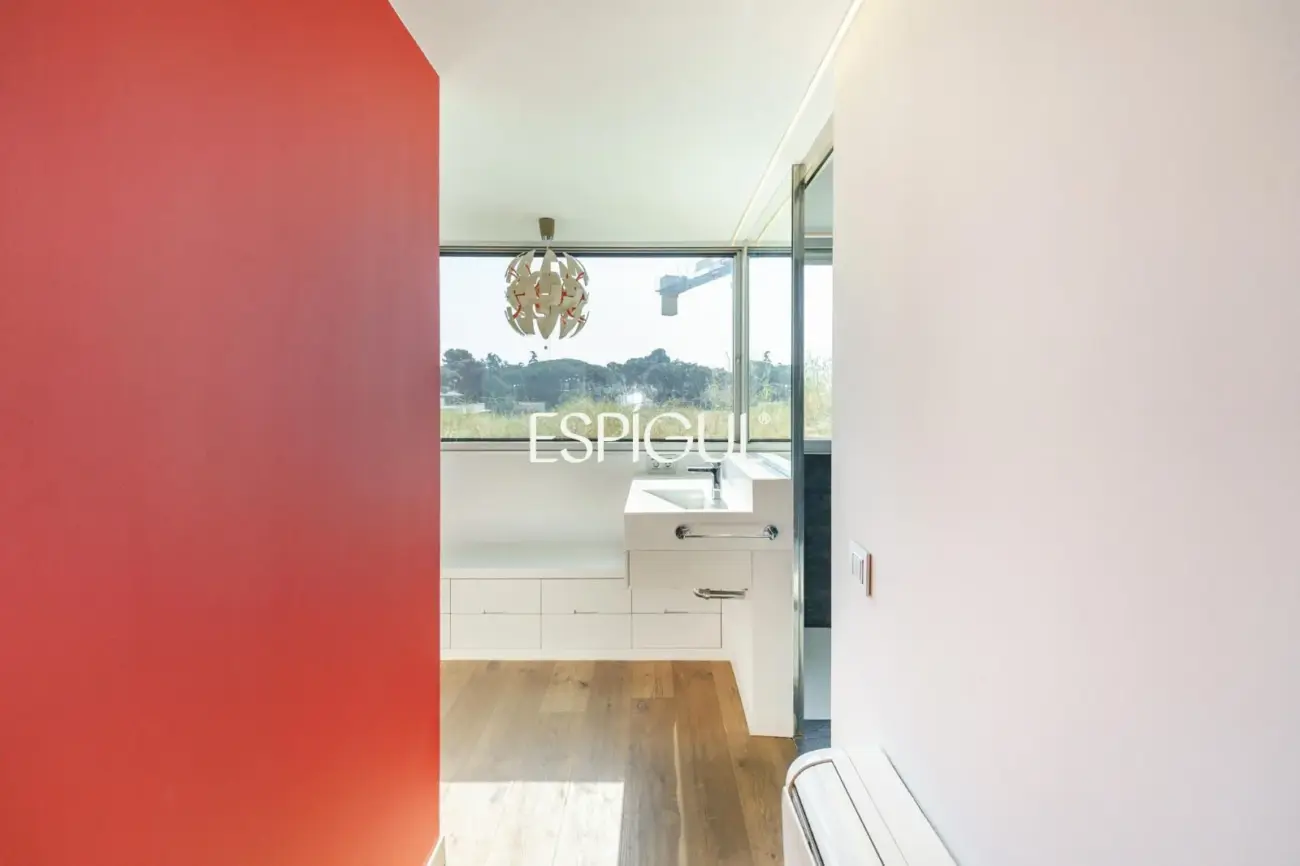 Tríplex de lujo en Tiana con amplias terrazas, jacuzzi, gimnasio y piscina comunitaria