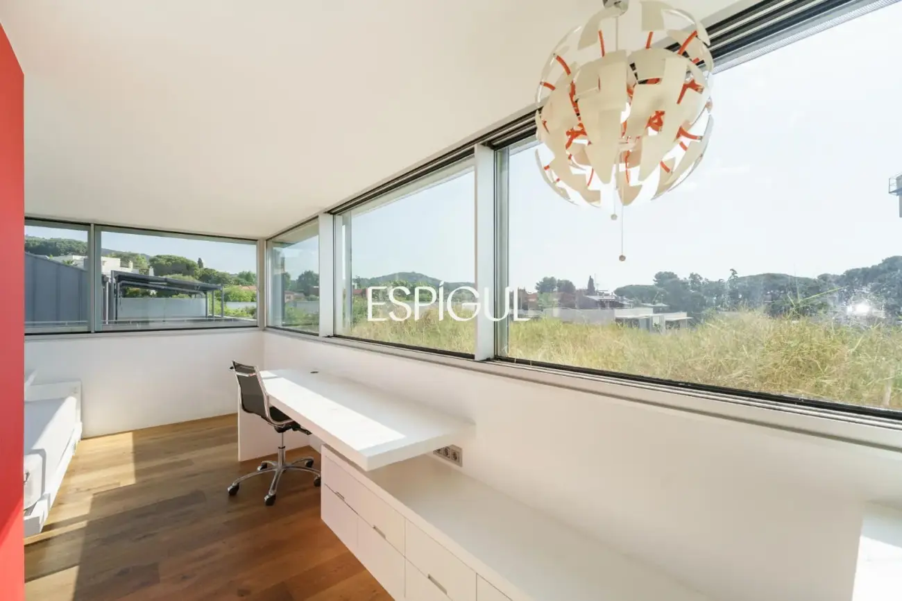 Tríplex de lujo en Tiana con amplias terrazas, jacuzzi, gimnasio y piscina comunitaria