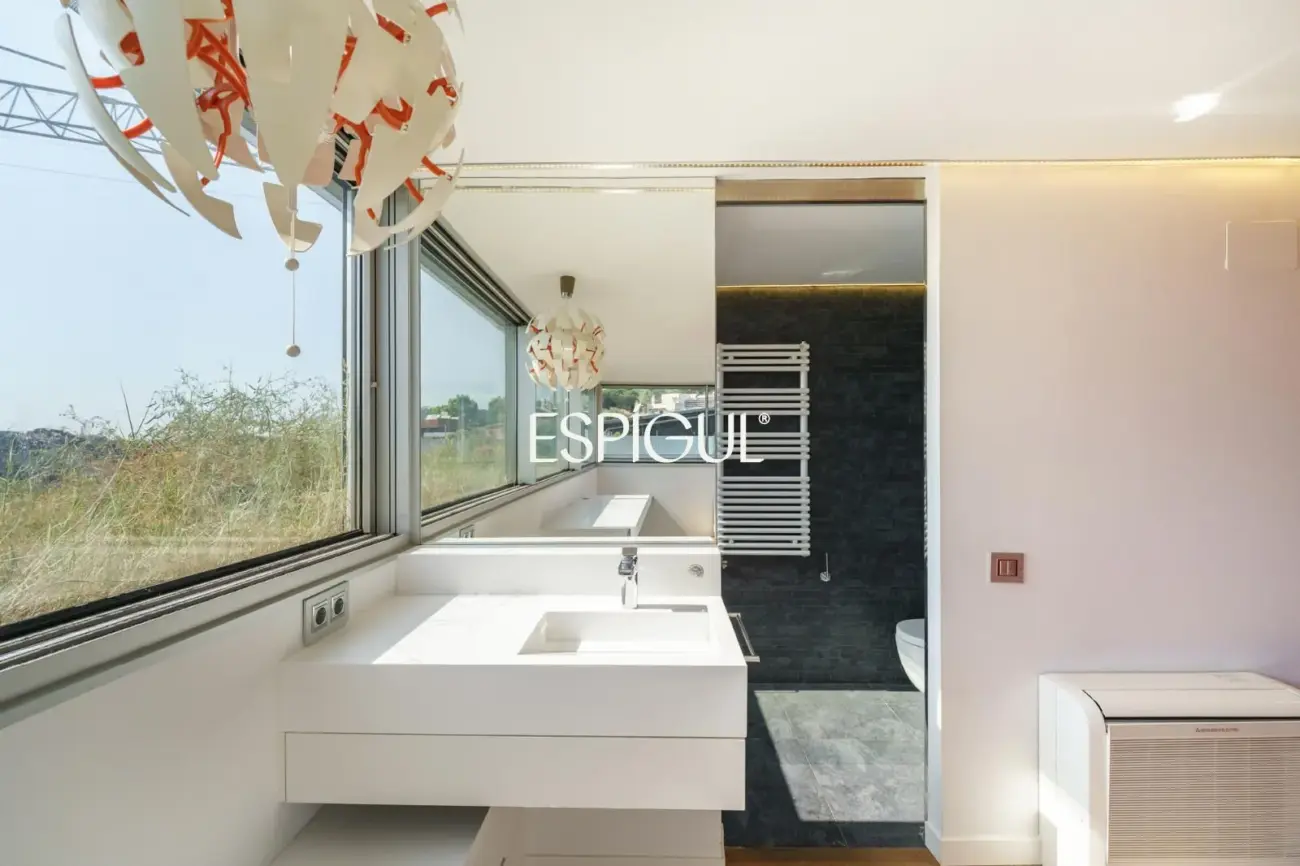 Tríplex de lujo en Tiana con amplias terrazas, jacuzzi, gimnasio y piscina comunitaria