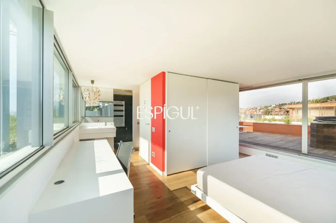 Tríplex de lujo en Tiana con amplias terrazas, jacuzzi, gimnasio y piscina comunitaria