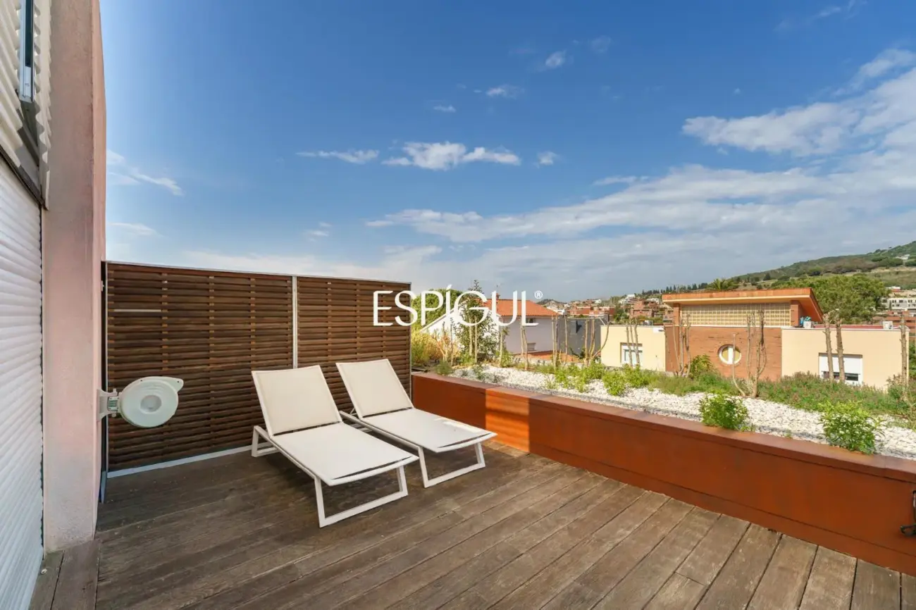 Tríplex de lujo en Tiana con amplias terrazas, jacuzzi, gimnasio y piscina comunitaria
