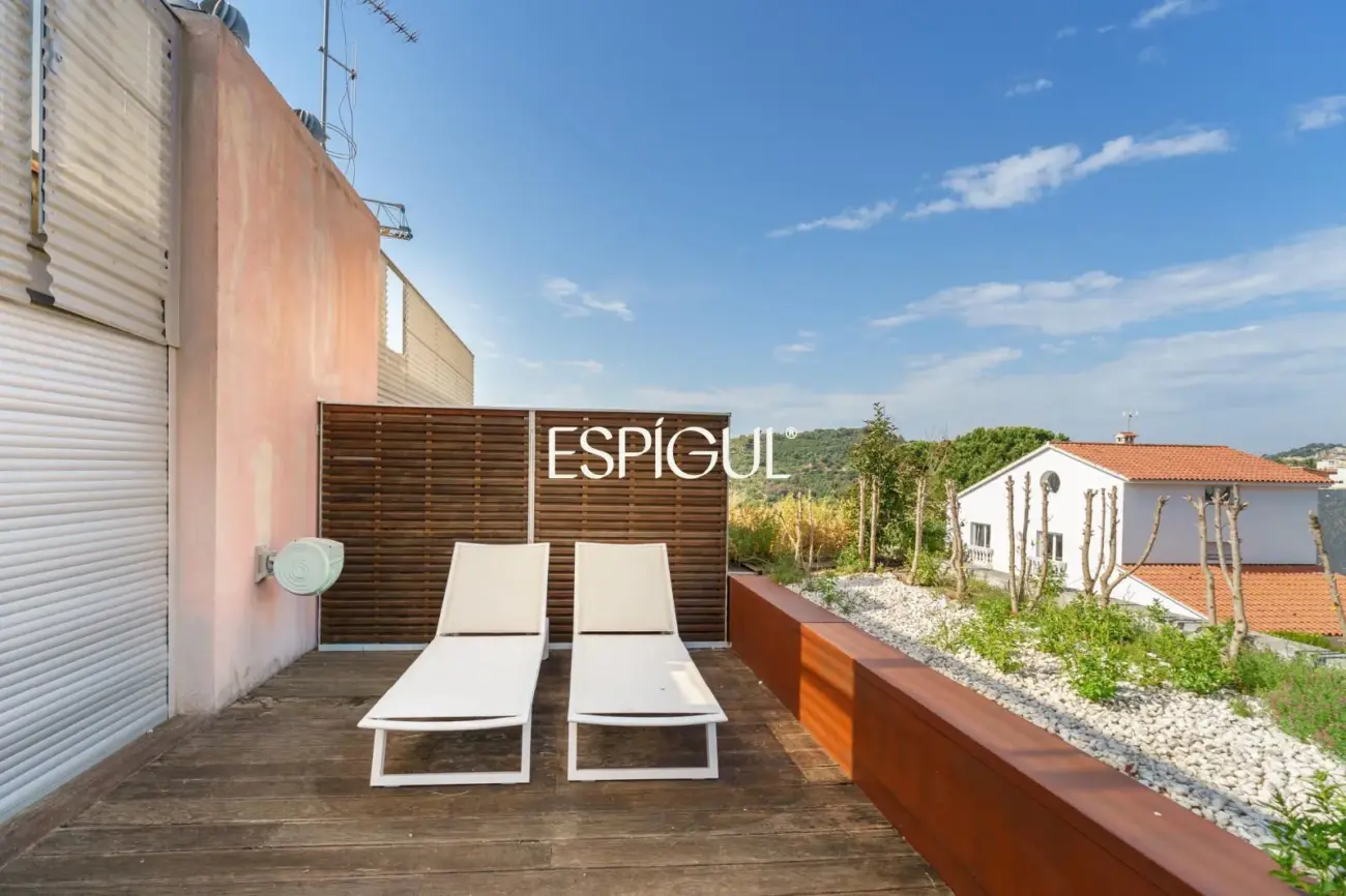 Tríplex de lujo en Tiana con amplias terrazas, jacuzzi, gimnasio y piscina comunitaria
