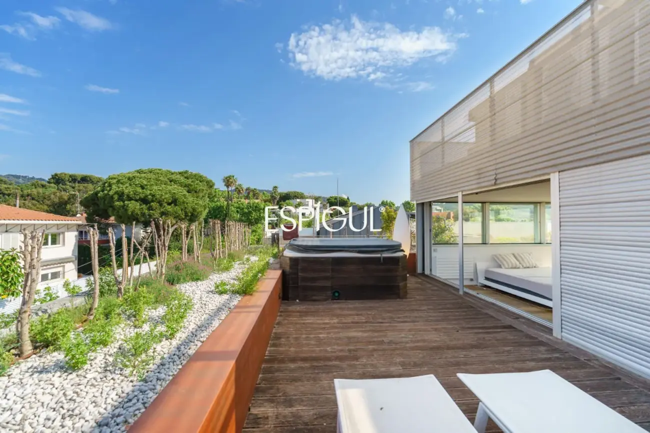 Tríplex de lujo en Tiana con amplias terrazas, jacuzzi, gimnasio y piscina comunitaria