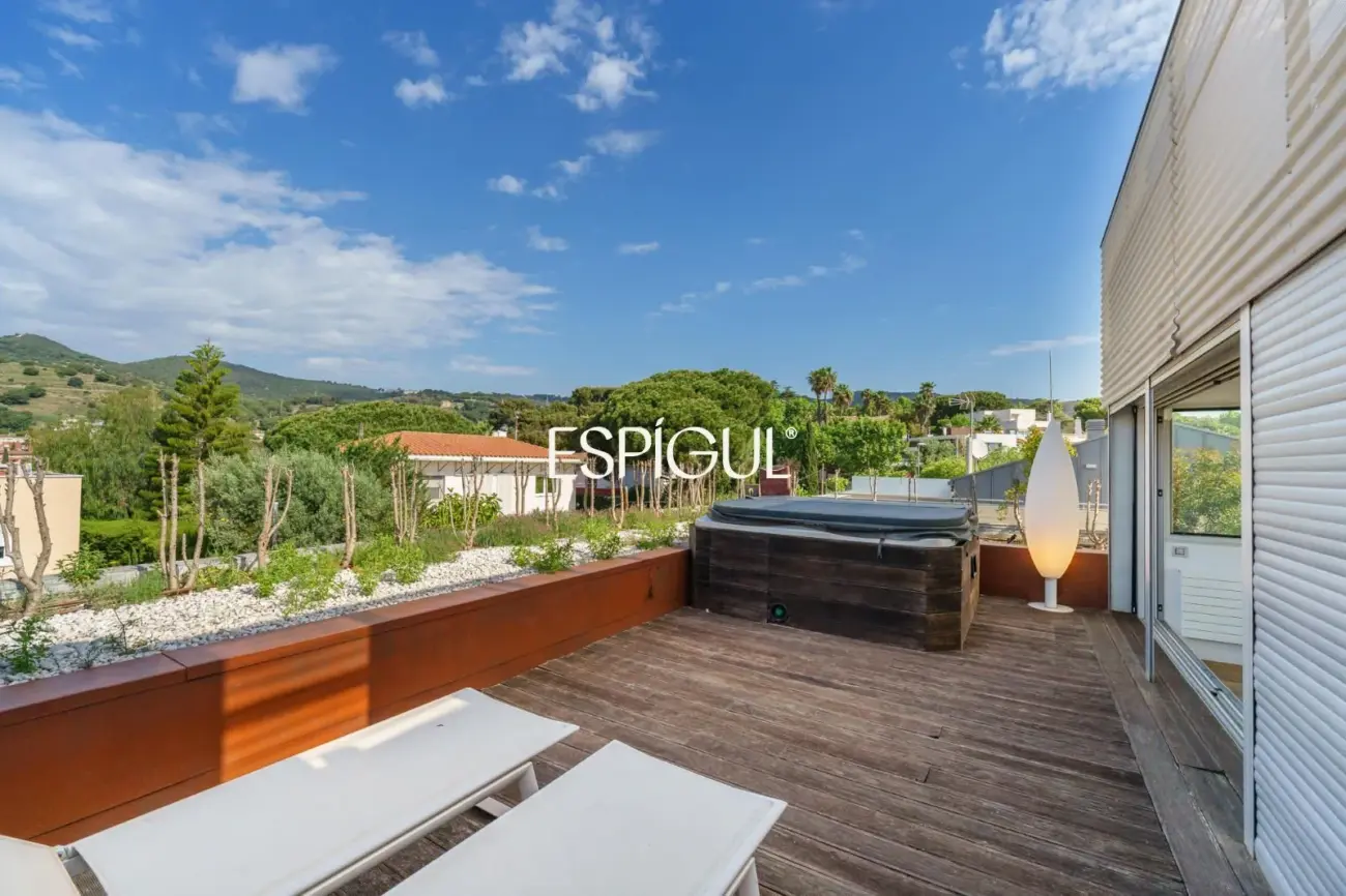 Tríplex de lujo en Tiana con amplias terrazas, jacuzzi, gimnasio y piscina comunitaria