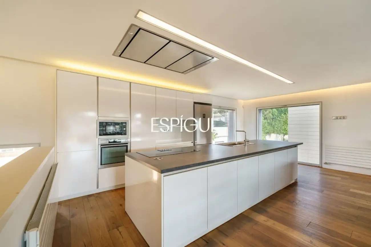 Tríplex de lujo en Tiana con amplias terrazas, jacuzzi, gimnasio y piscina comunitaria