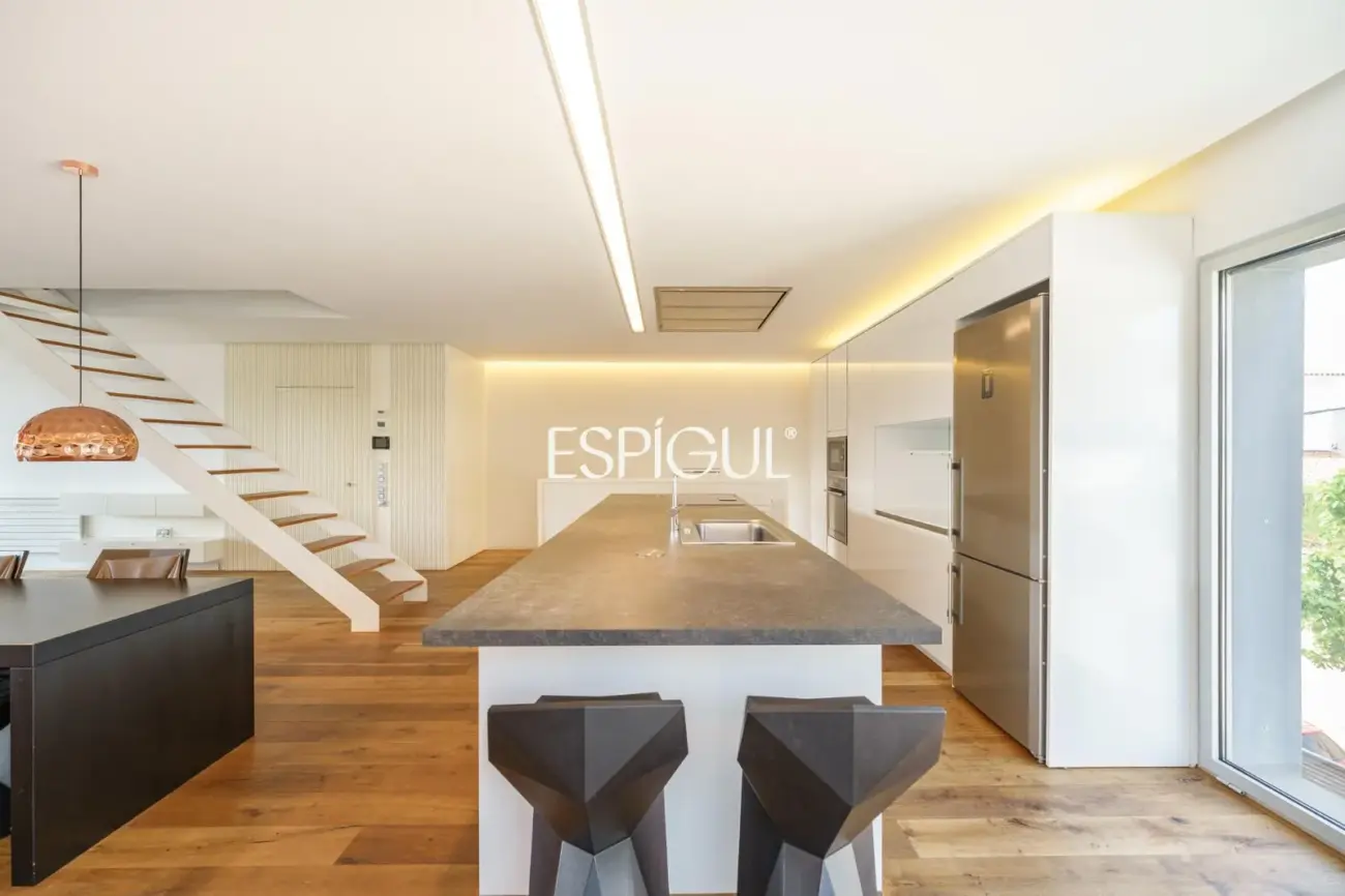 Tríplex de lujo en Tiana con amplias terrazas, jacuzzi, gimnasio y piscina comunitaria