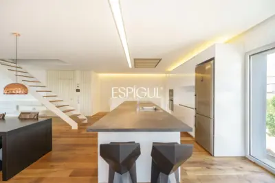 Tríplex de lujo en Tiana con amplias terrazas, jacuzzi, gimnasio y piscina comunitaria