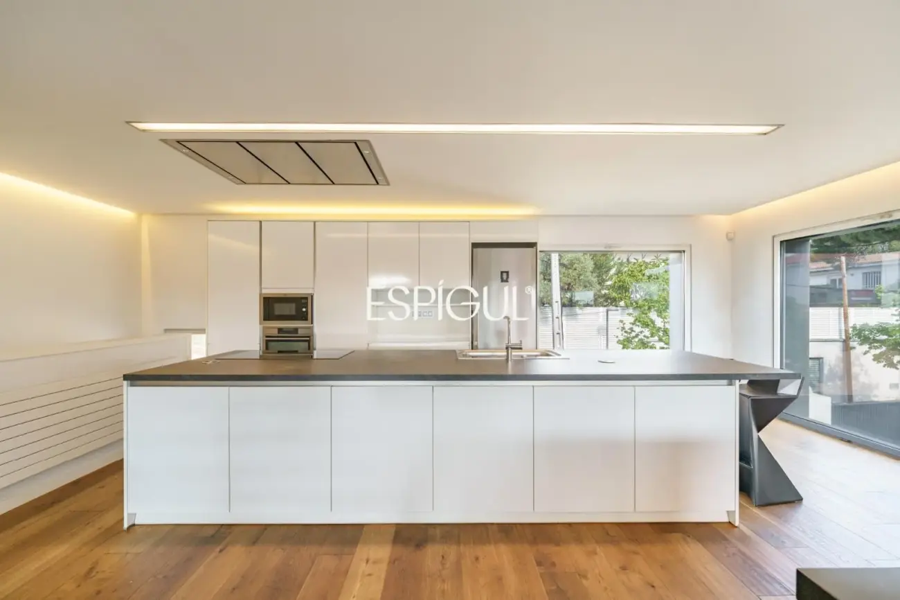 Tríplex de lujo en Tiana con amplias terrazas, jacuzzi, gimnasio y piscina comunitaria