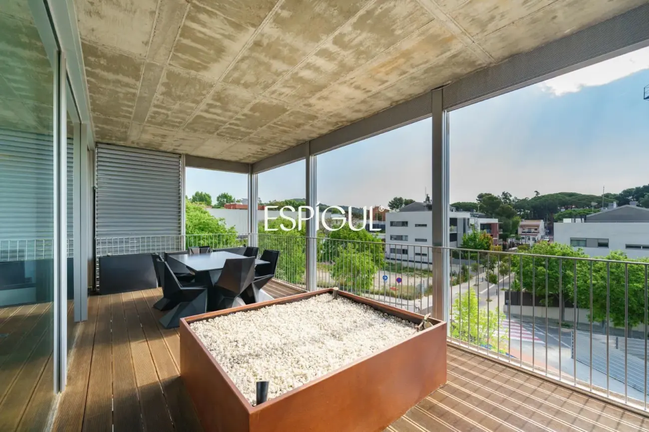 Tríplex de lujo en Tiana con amplias terrazas, jacuzzi, gimnasio y piscina comunitaria