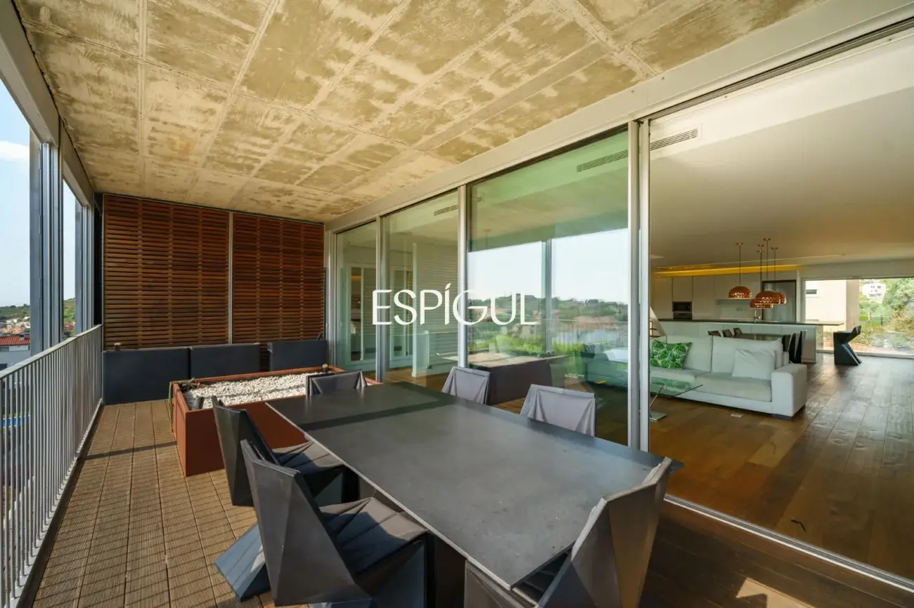 Tríplex de lujo en Tiana con amplias terrazas, jacuzzi, gimnasio y piscina comunitaria