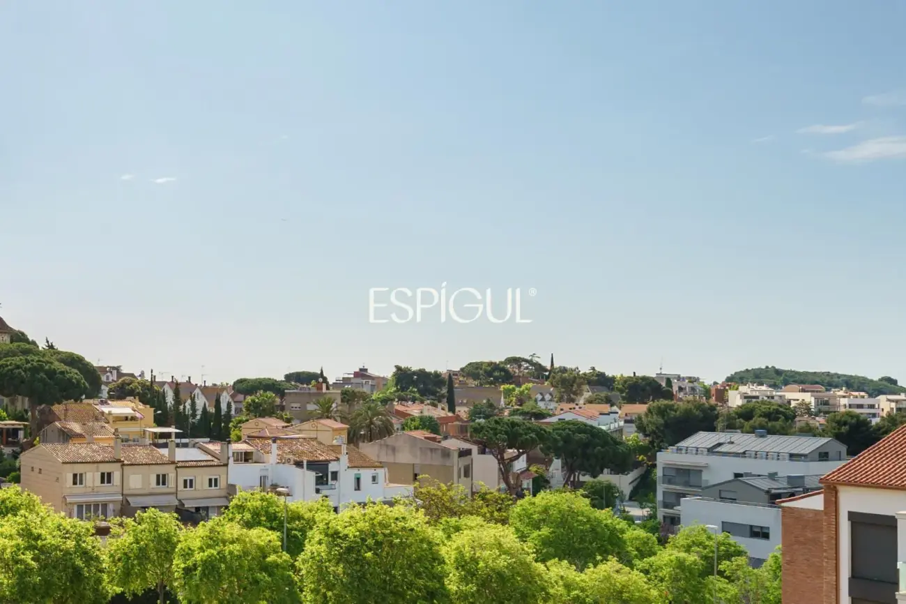 Tríplex de lujo en Tiana con amplias terrazas, jacuzzi, gimnasio y piscina comunitaria