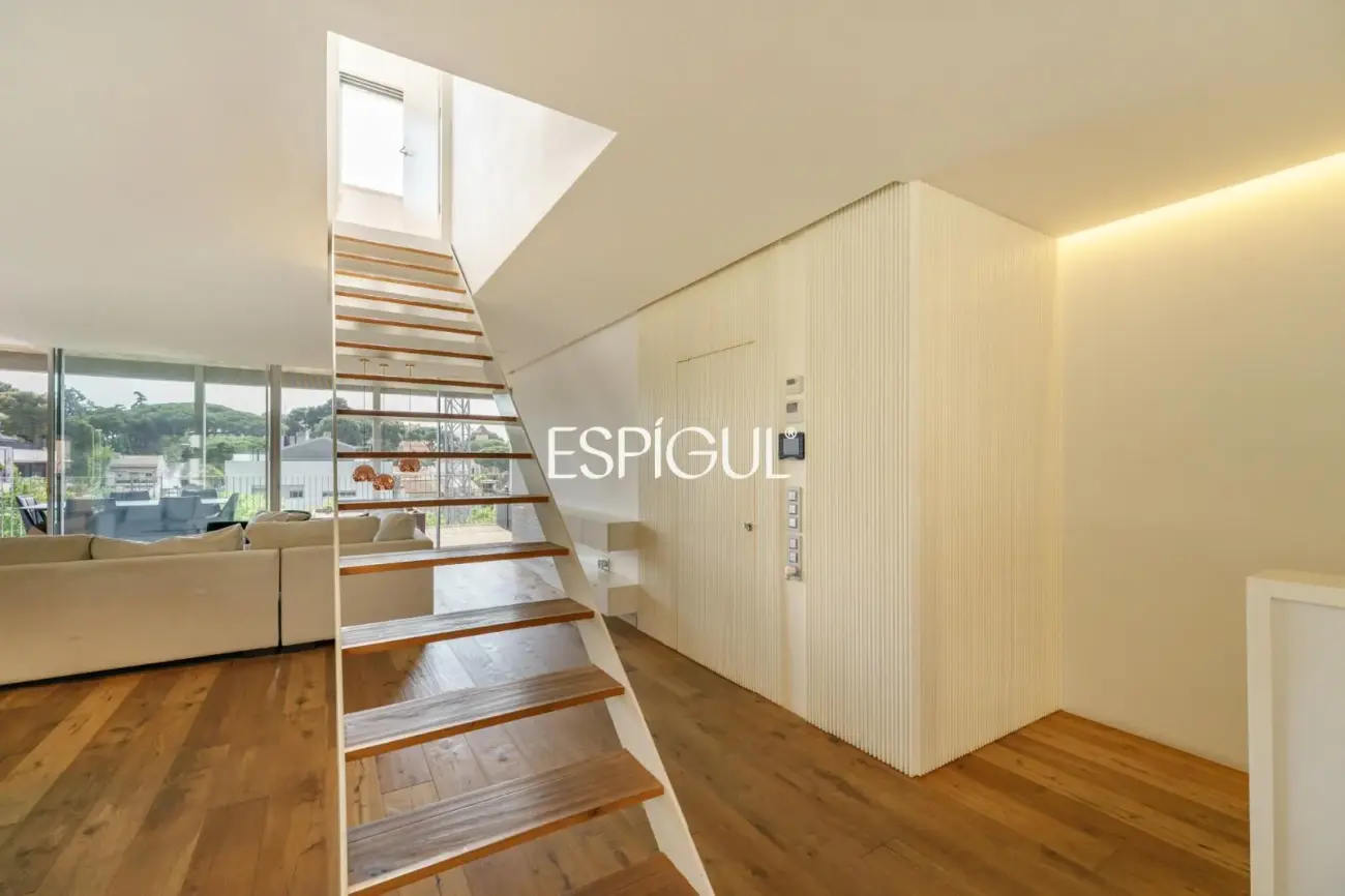 Tríplex de lujo en Tiana con amplias terrazas, jacuzzi, gimnasio y piscina comunitaria