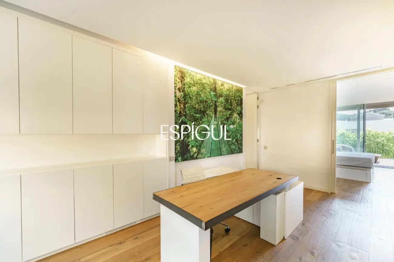 Tríplex de lujo en Tiana con amplias terrazas, jacuzzi, gimnasio y piscina comunitaria