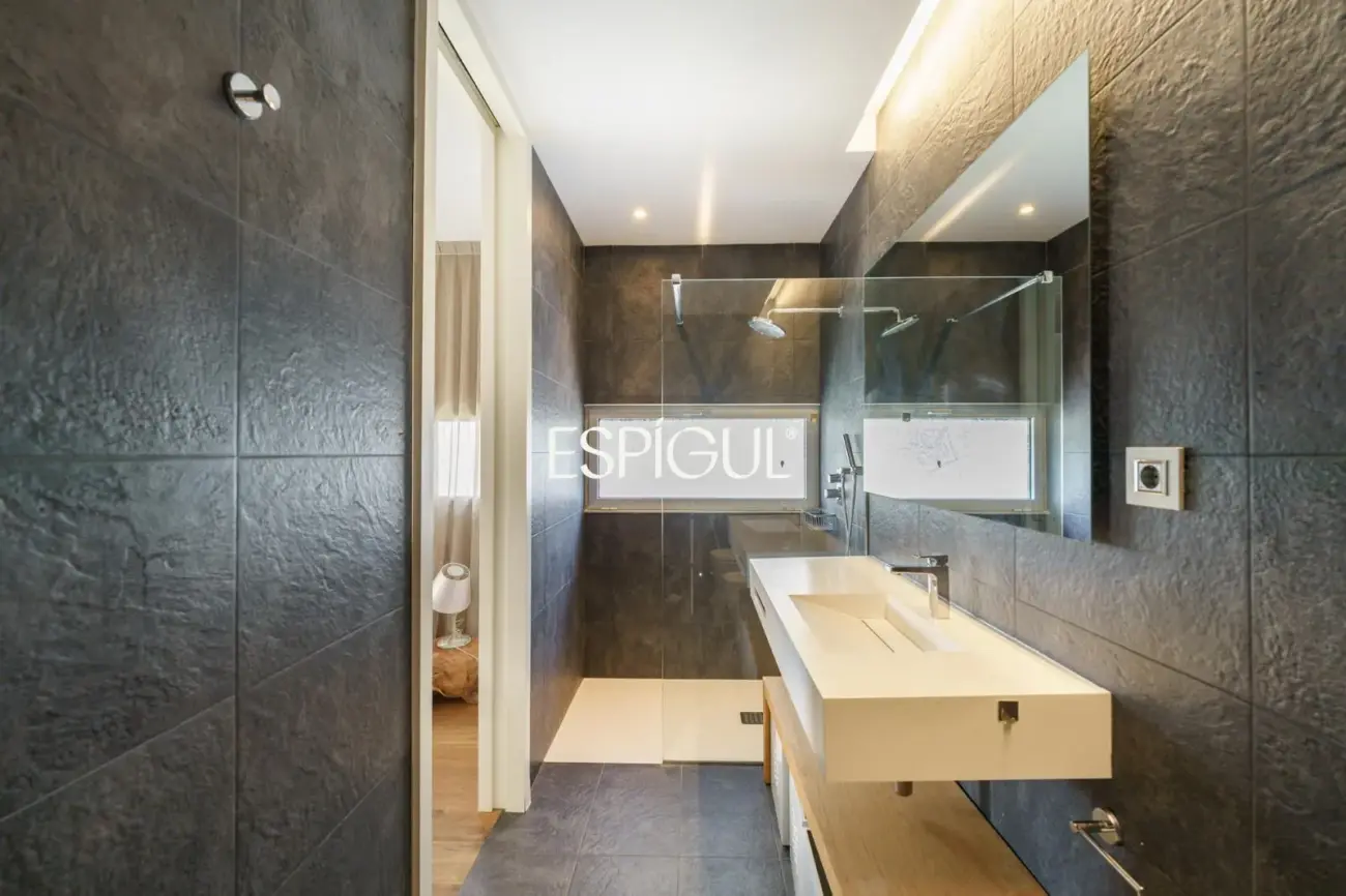 Tríplex de lujo en Tiana con amplias terrazas, jacuzzi, gimnasio y piscina comunitaria
