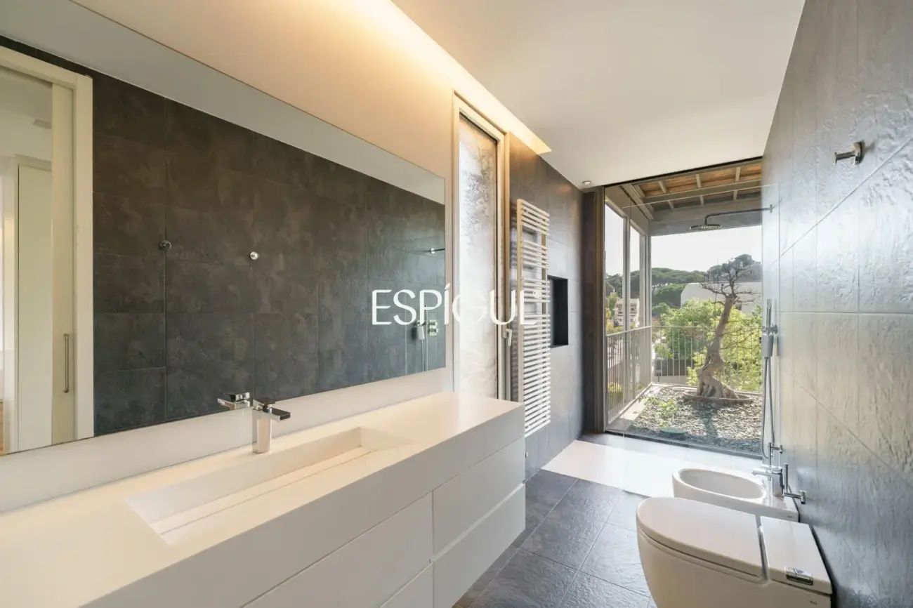 Tríplex de lujo en Tiana con amplias terrazas, jacuzzi, gimnasio y piscina comunitaria