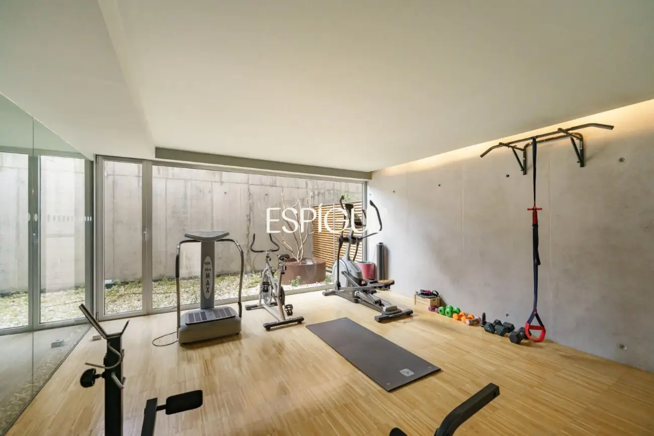 Tríplex de lujo en Tiana con amplias terrazas, jacuzzi, gimnasio y piscina comunitaria