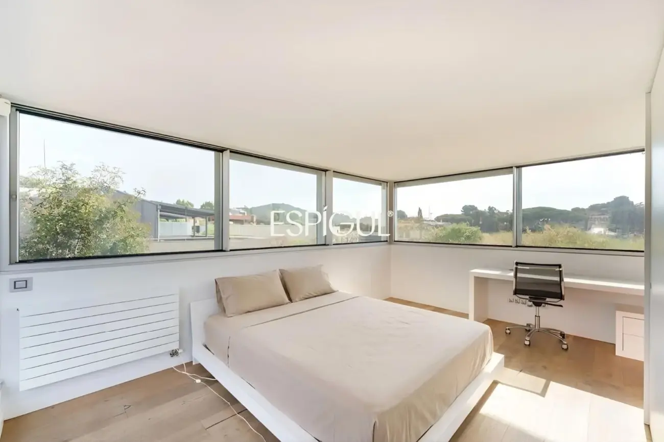 Tríplex de lujo en Tiana con amplias terrazas, jacuzzi, gimnasio y piscina comunitaria