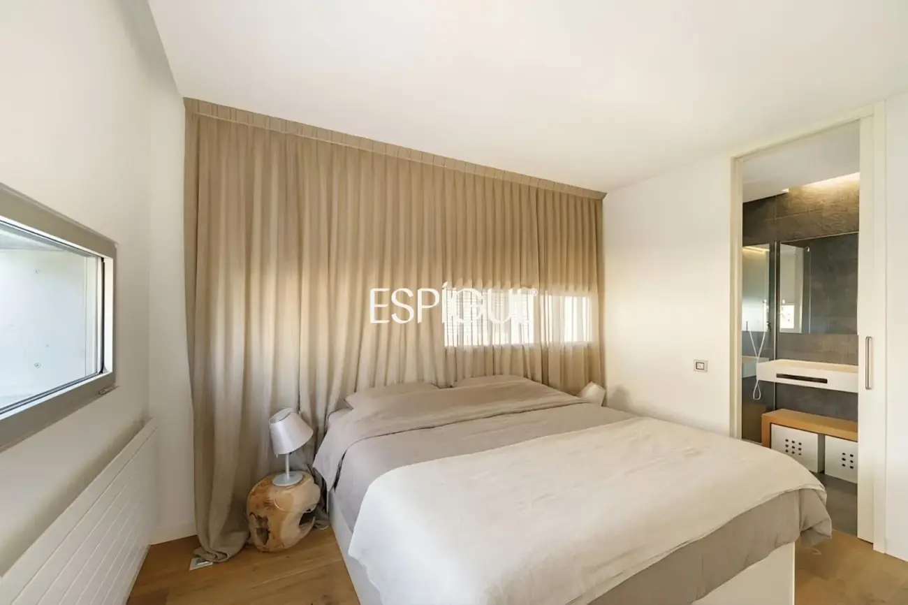 Tríplex de lujo en Tiana con amplias terrazas, jacuzzi, gimnasio y piscina comunitaria