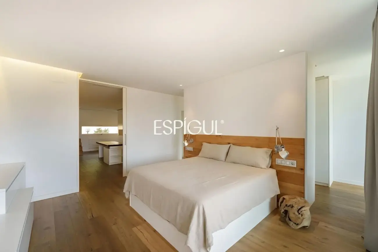 Tríplex de lujo en Tiana con amplias terrazas, jacuzzi, gimnasio y piscina comunitaria