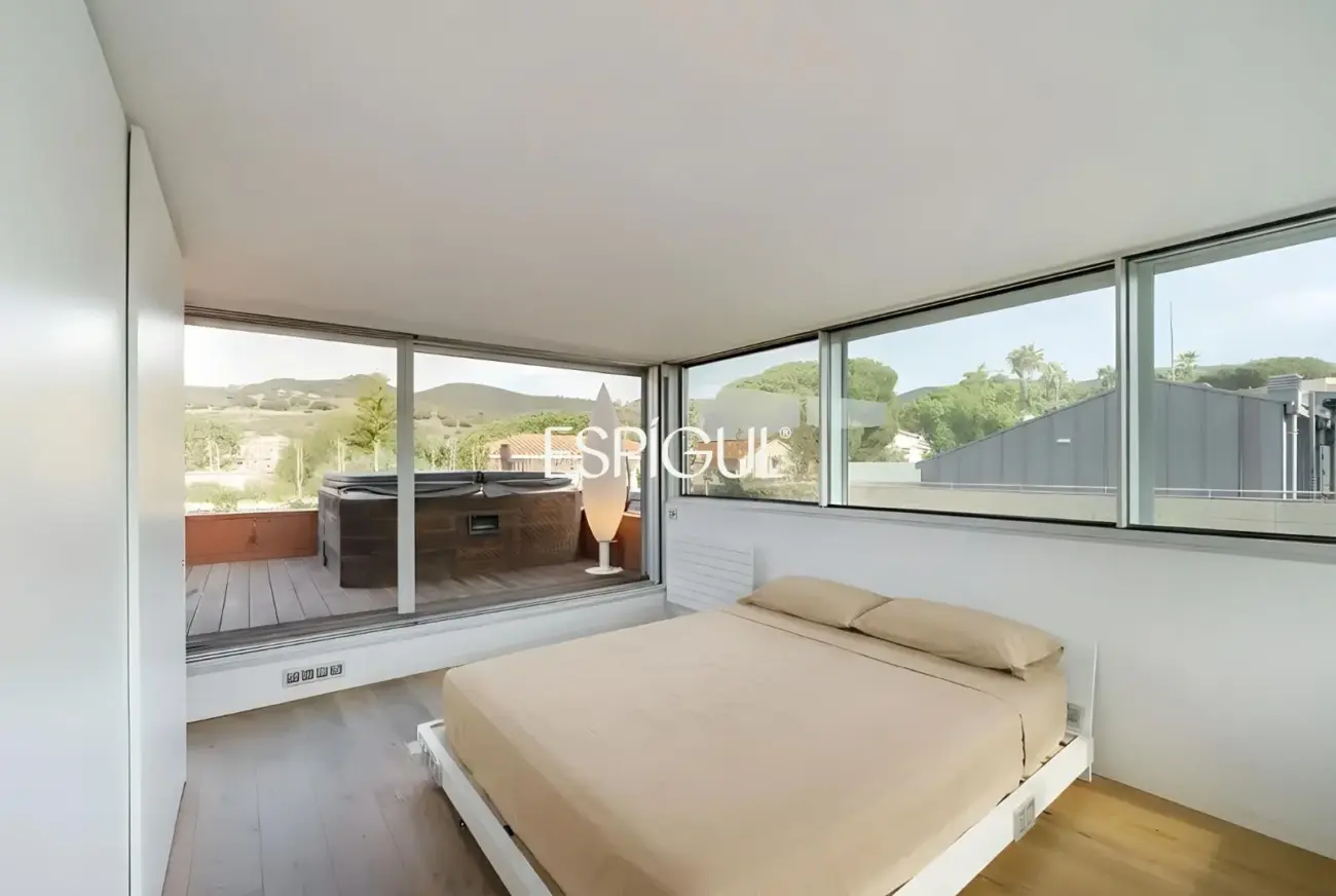 Tríplex de lujo en Tiana con amplias terrazas, jacuzzi, gimnasio y piscina comunitaria