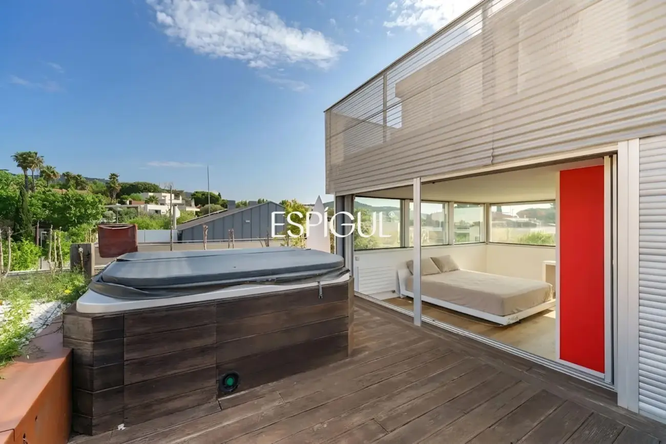 Tríplex de lujo en Tiana con amplias terrazas, jacuzzi, gimnasio y piscina comunitaria