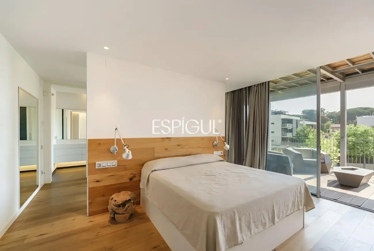 Tríplex de lujo en Tiana con amplias terrazas, jacuzzi, gimnasio y piscina comunitaria