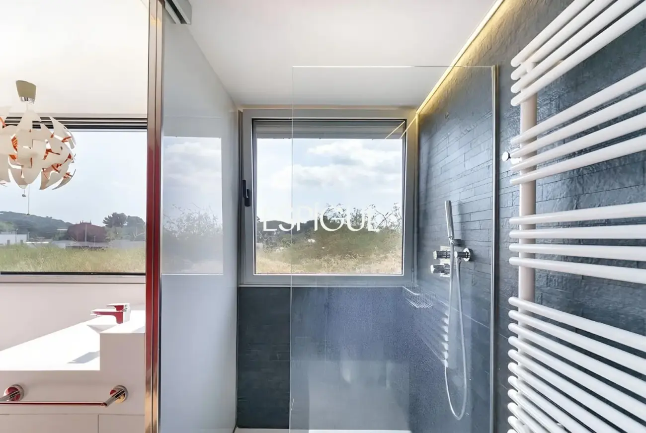 Tríplex de lujo en Tiana con amplias terrazas, jacuzzi, gimnasio y piscina comunitaria