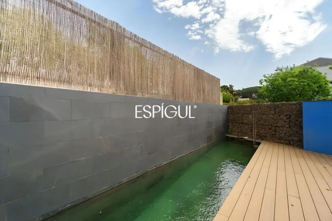 Tríplex de lujo en Tiana con amplias terrazas, jacuzzi, gimnasio y piscina comunitaria
