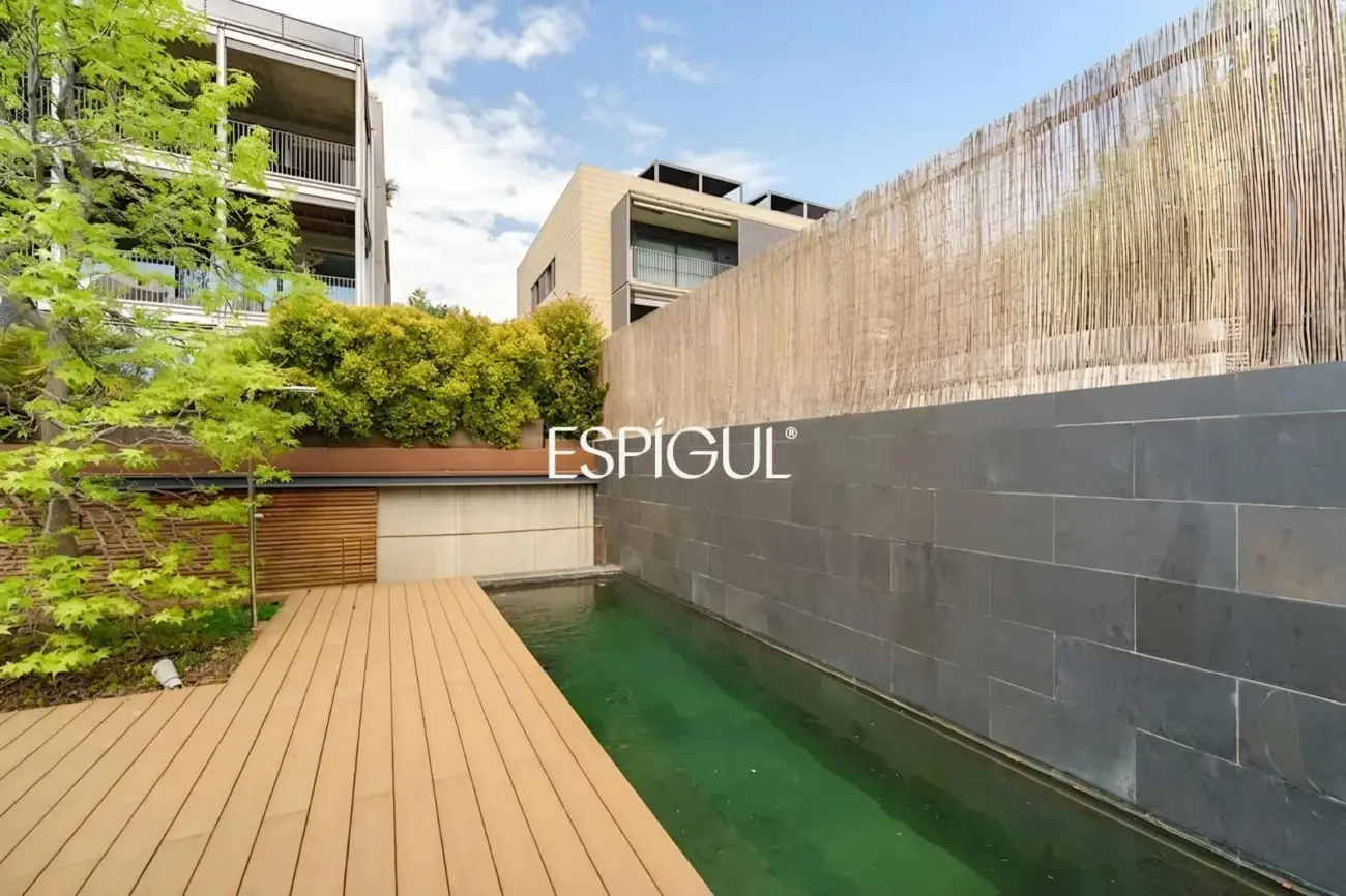 Tríplex de lujo en Tiana con amplias terrazas, jacuzzi, gimnasio y piscina comunitaria