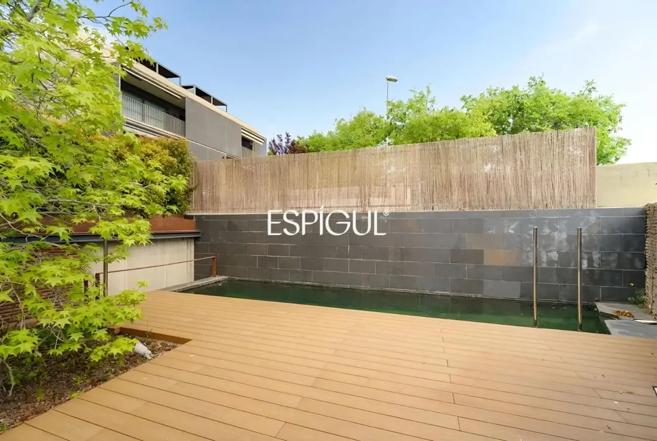 Tríplex de lujo en Tiana con amplias terrazas, jacuzzi, gimnasio y piscina comunitaria