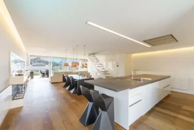 Tríplex de lujo en Tiana con amplias terrazas, jacuzzi, gimnasio y piscina comunitaria