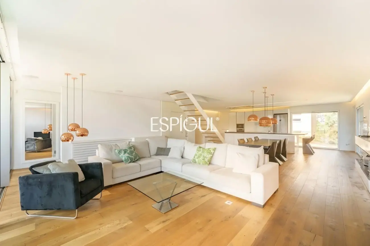 Tríplex de lujo en Tiana con amplias terrazas, jacuzzi, gimnasio y piscina comunitaria