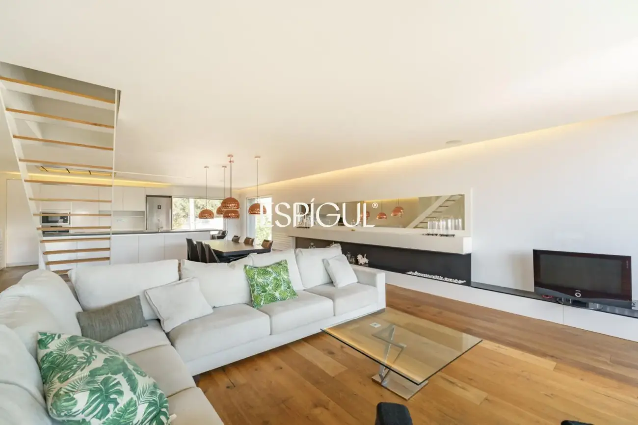 Tríplex de lujo en Tiana con amplias terrazas, jacuzzi, gimnasio y piscina comunitaria