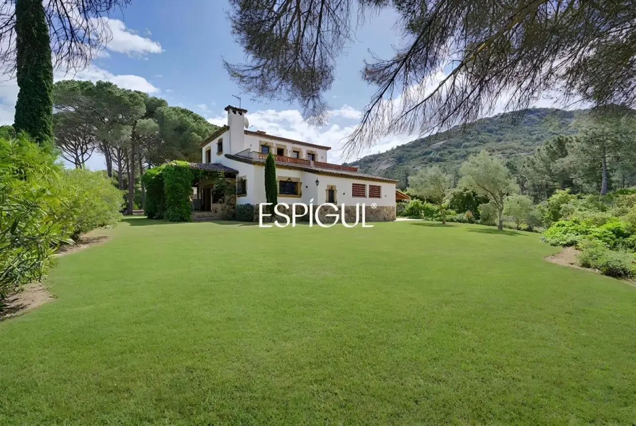Vila amb vistes al Massís de l’Ardenya-Cadiretes