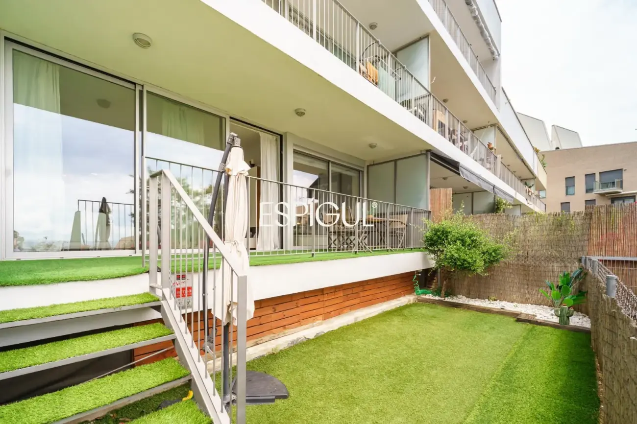 Sea views and outdoor living in this beautiful apartment with terrace in Montgat