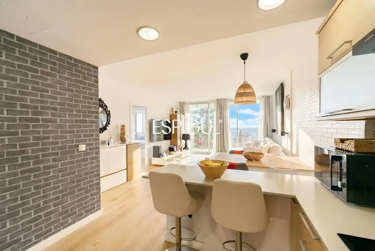 Sea views and outdoor living in this beautiful apartment with terrace in Montgat