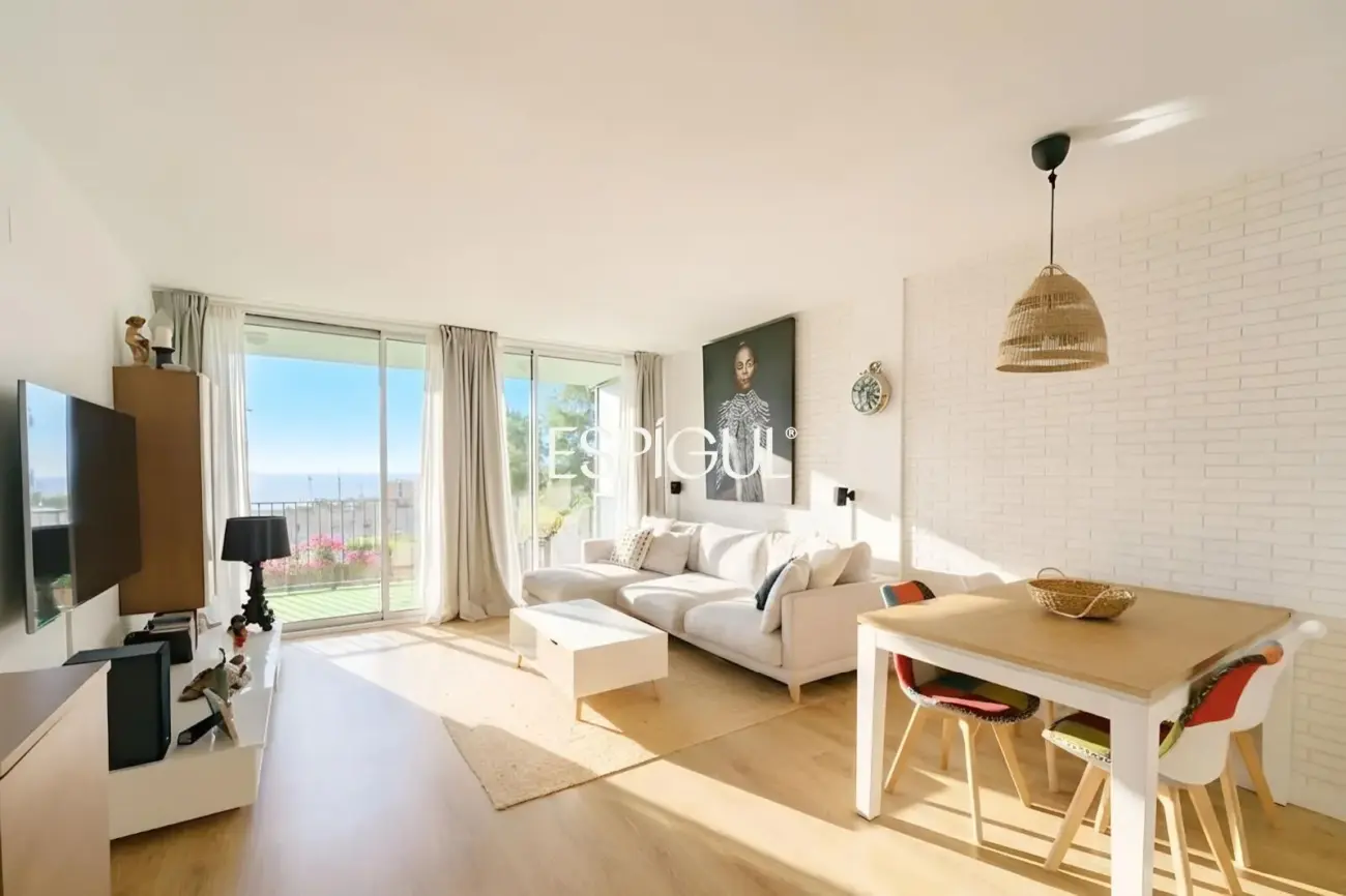 Sea views and outdoor living in this beautiful apartment with terrace in Montgat