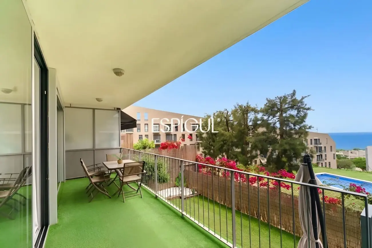 Sea views and outdoor living in this beautiful apartment with terrace in Montgat