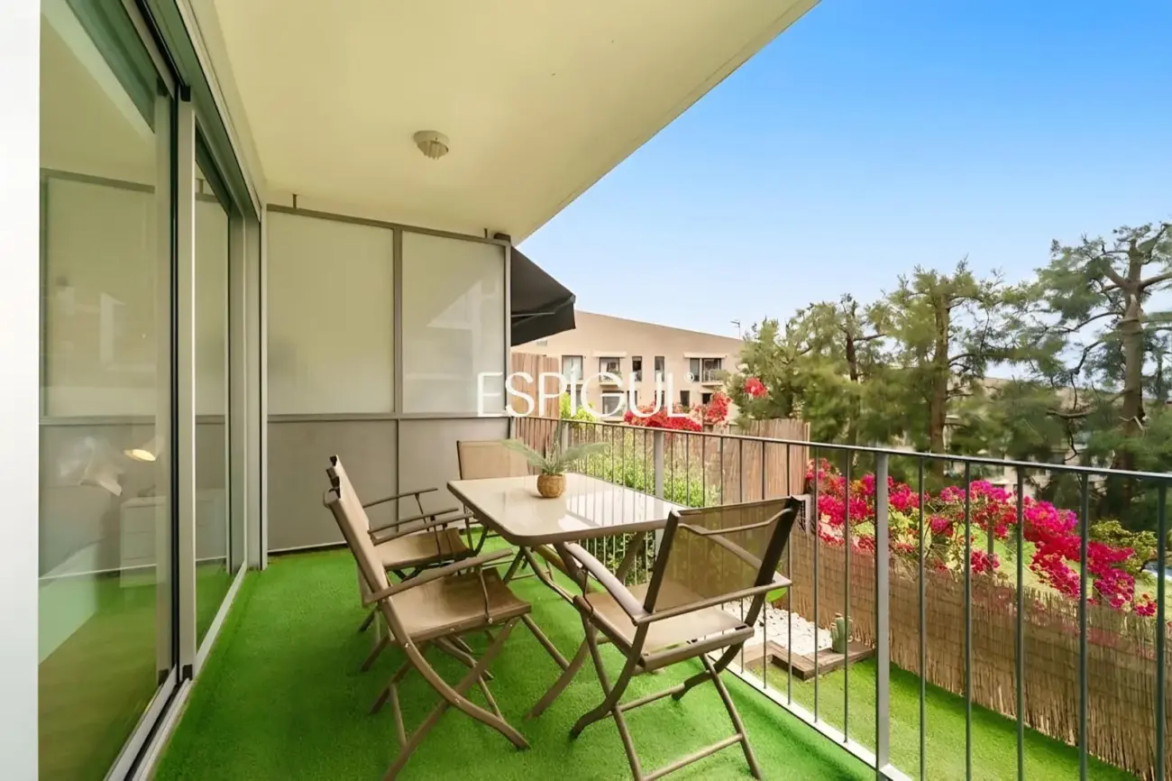 Sea views and outdoor living in this beautiful apartment with terrace in Montgat