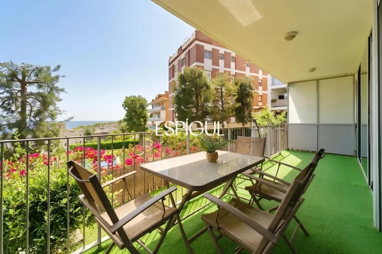 Sea views and outdoor living in this beautiful apartment with terrace in Montgat