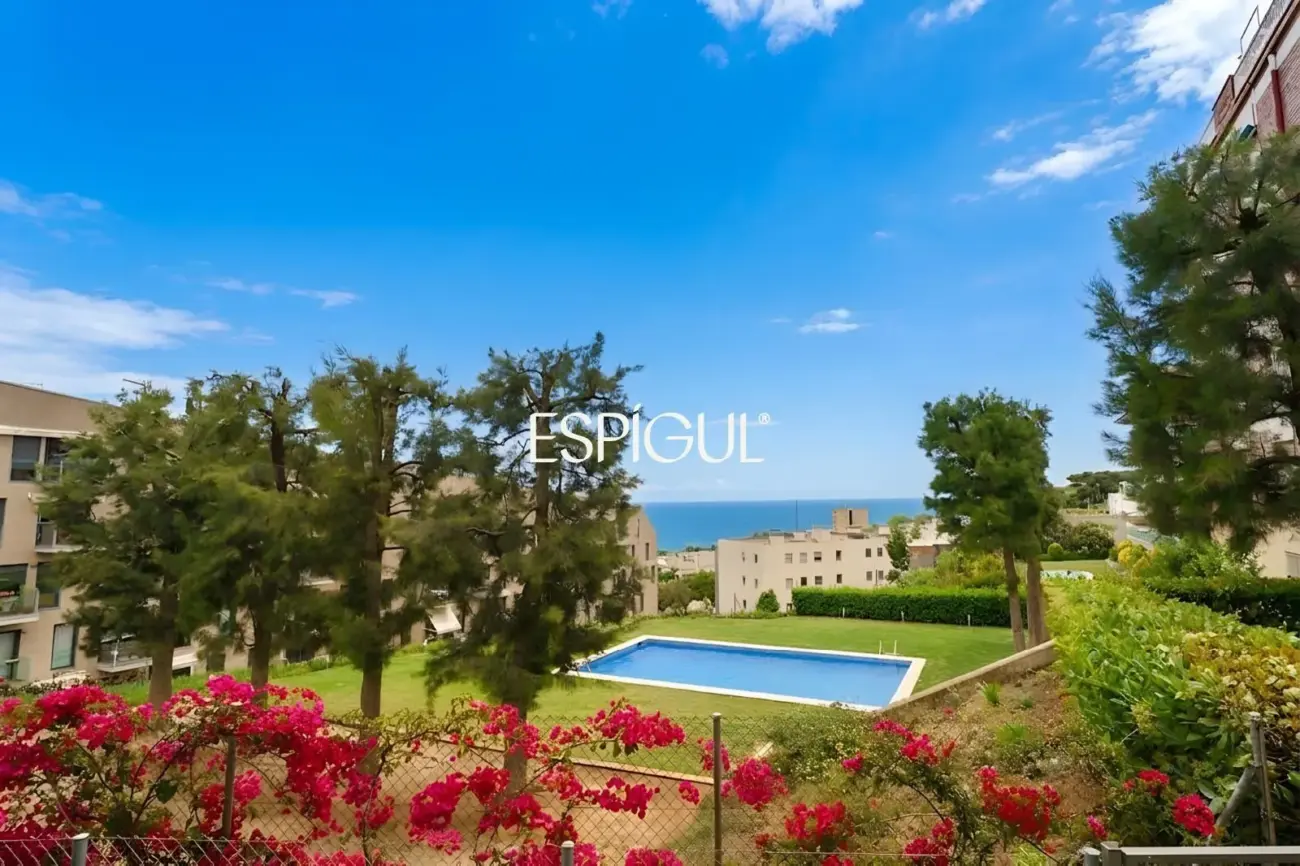 Sea views and outdoor living in this beautiful apartment with terrace in Montgat