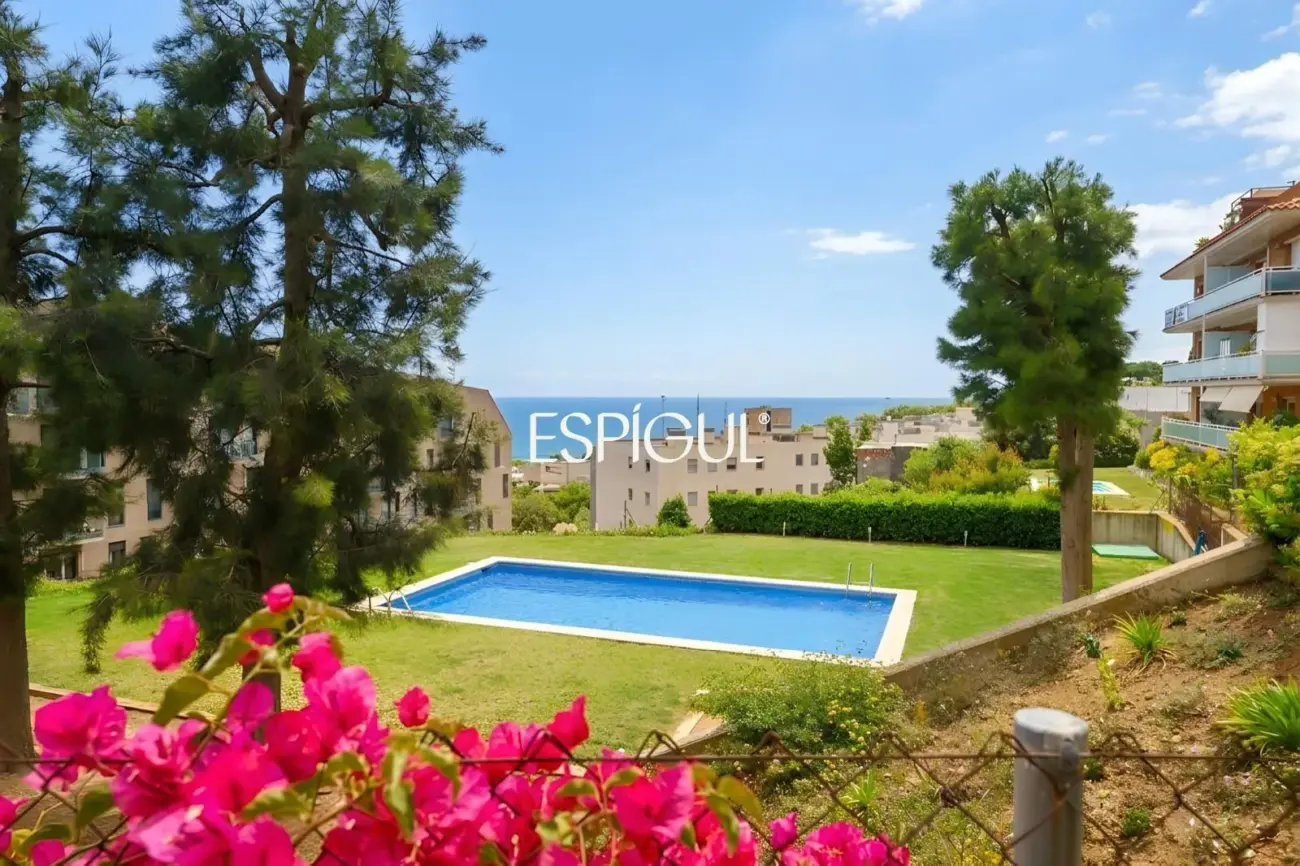 Sea views and outdoor living in this beautiful apartment with terrace in Montgat