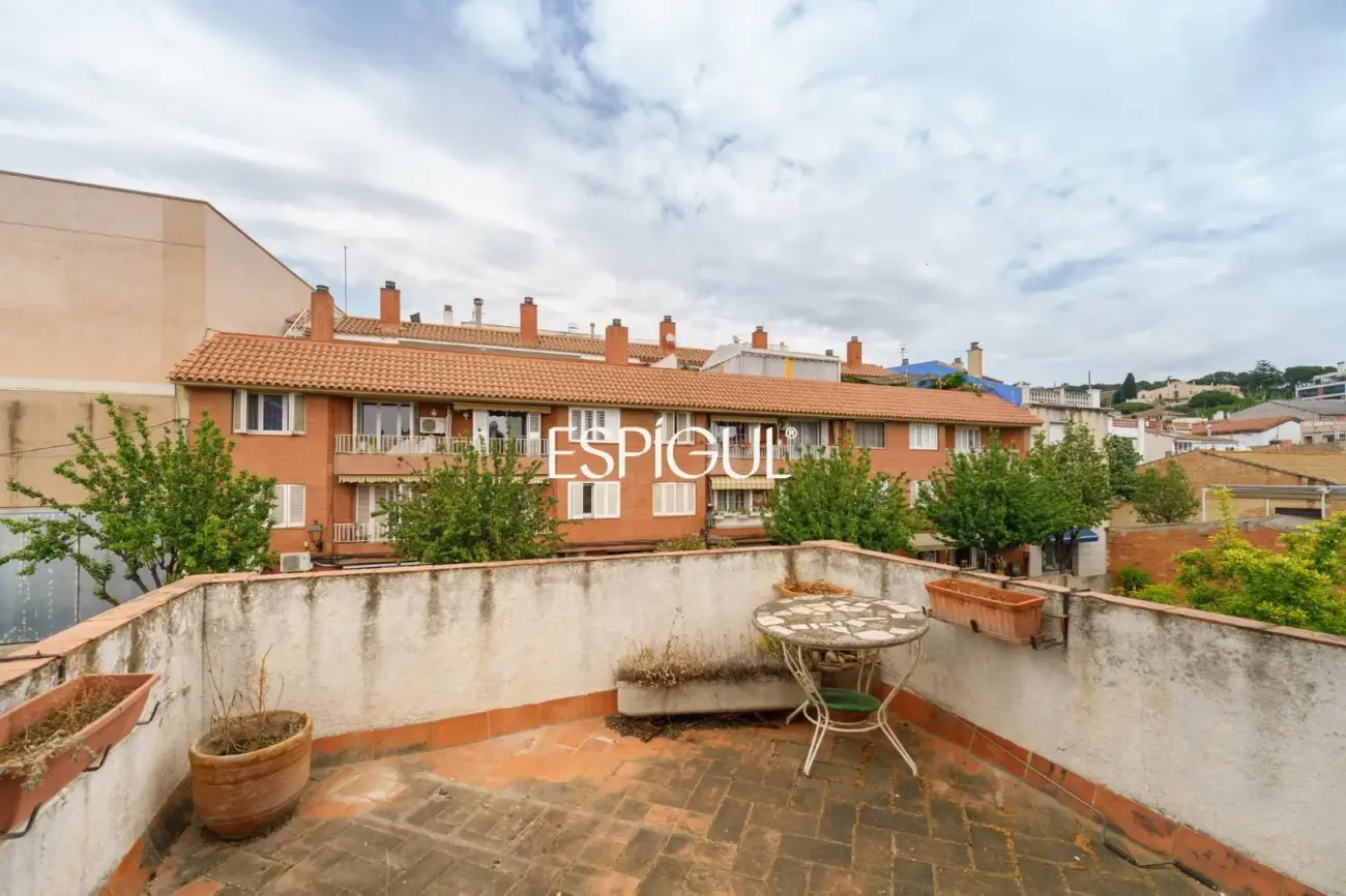 Vivienda a reformar en la plaza del ajuntamiento de Alella