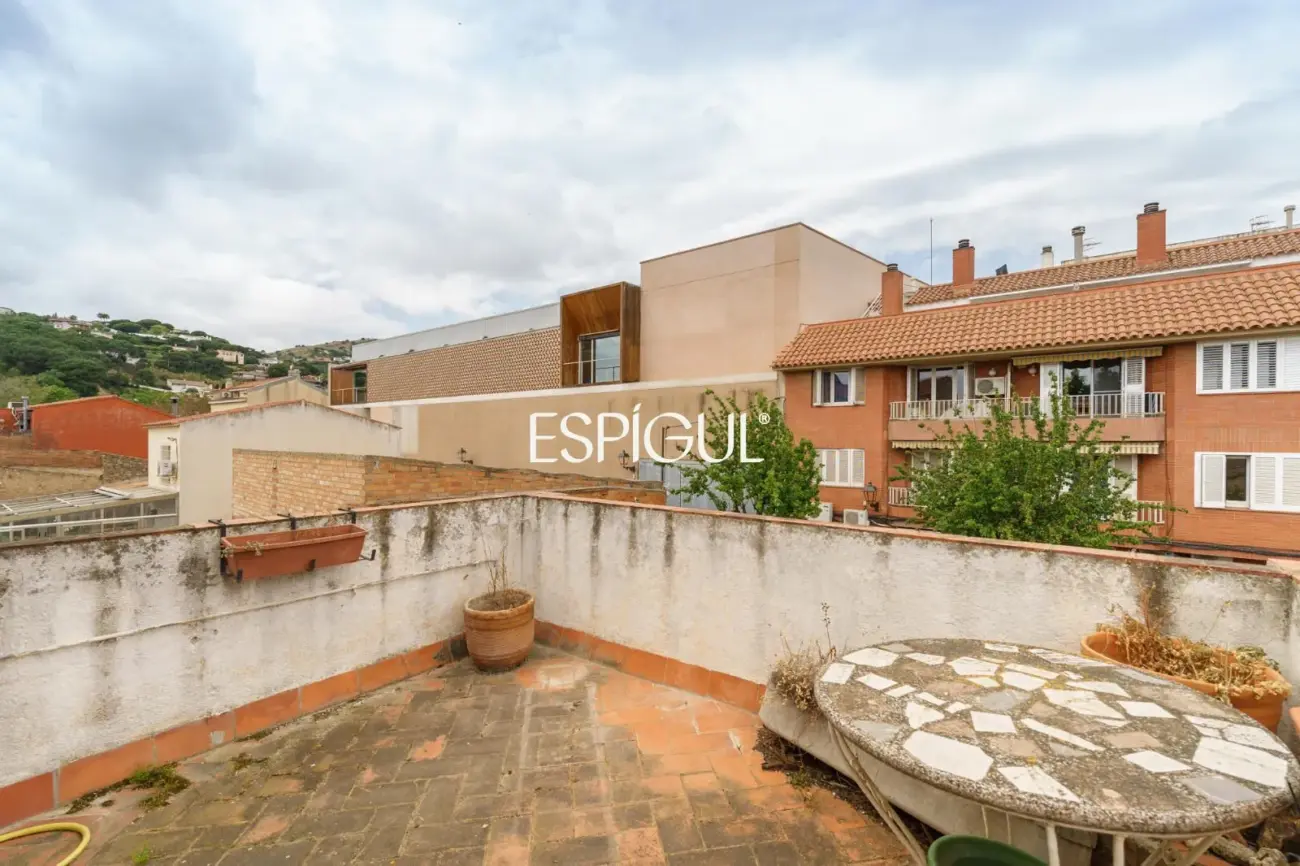 Vivienda a reformar en la plaza del ajuntamiento de Alella