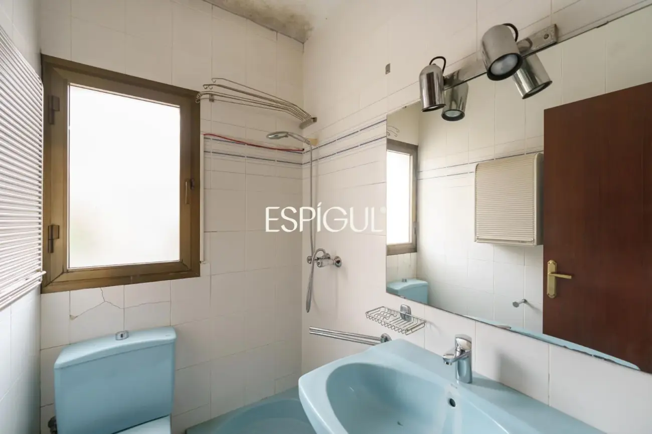 Vivienda a reformar en la plaza del ajuntamiento de Alella