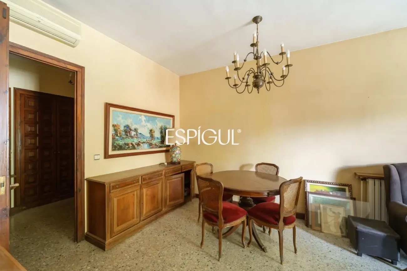 Vivienda a reformar en la plaza del ajuntamiento de Alella
