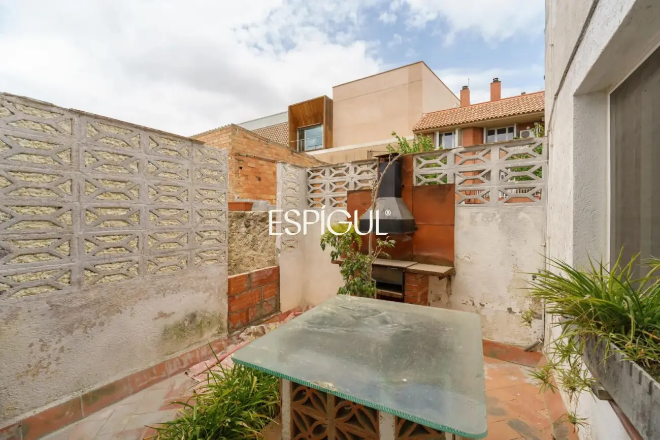 Vivienda a reformar en la plaza del ajuntamiento de Alella