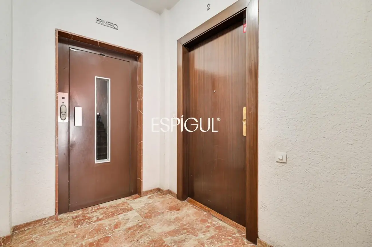 Spacious apartment for renovation for sale in the Sants neighbourhood