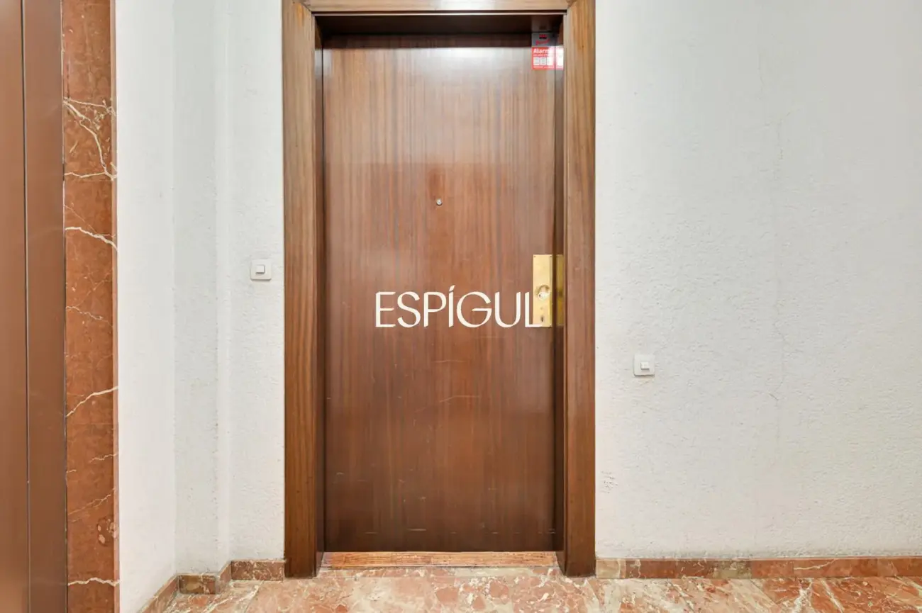 Spacious apartment for renovation for sale in the Sants neighbourhood